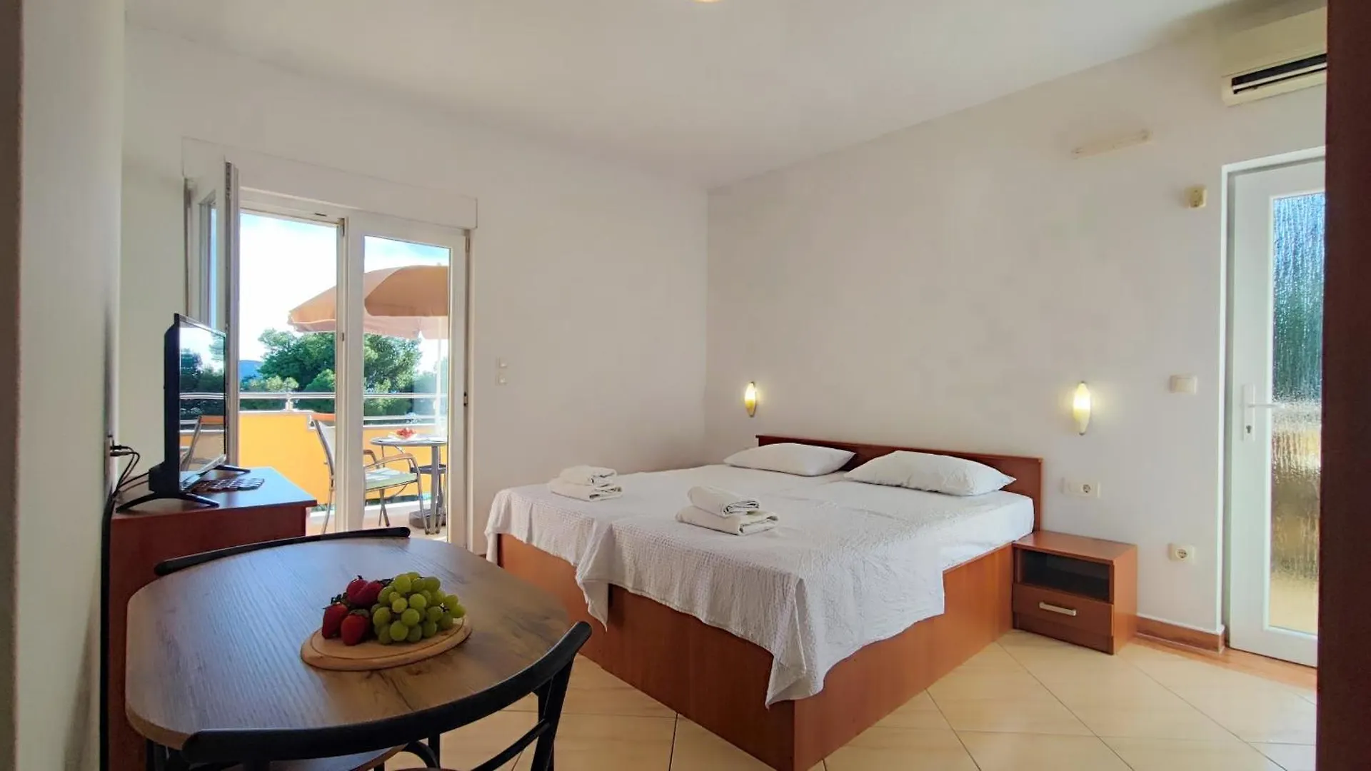 Villa Penava, Private Beach, Pool And 7Min To Trogir Apartman