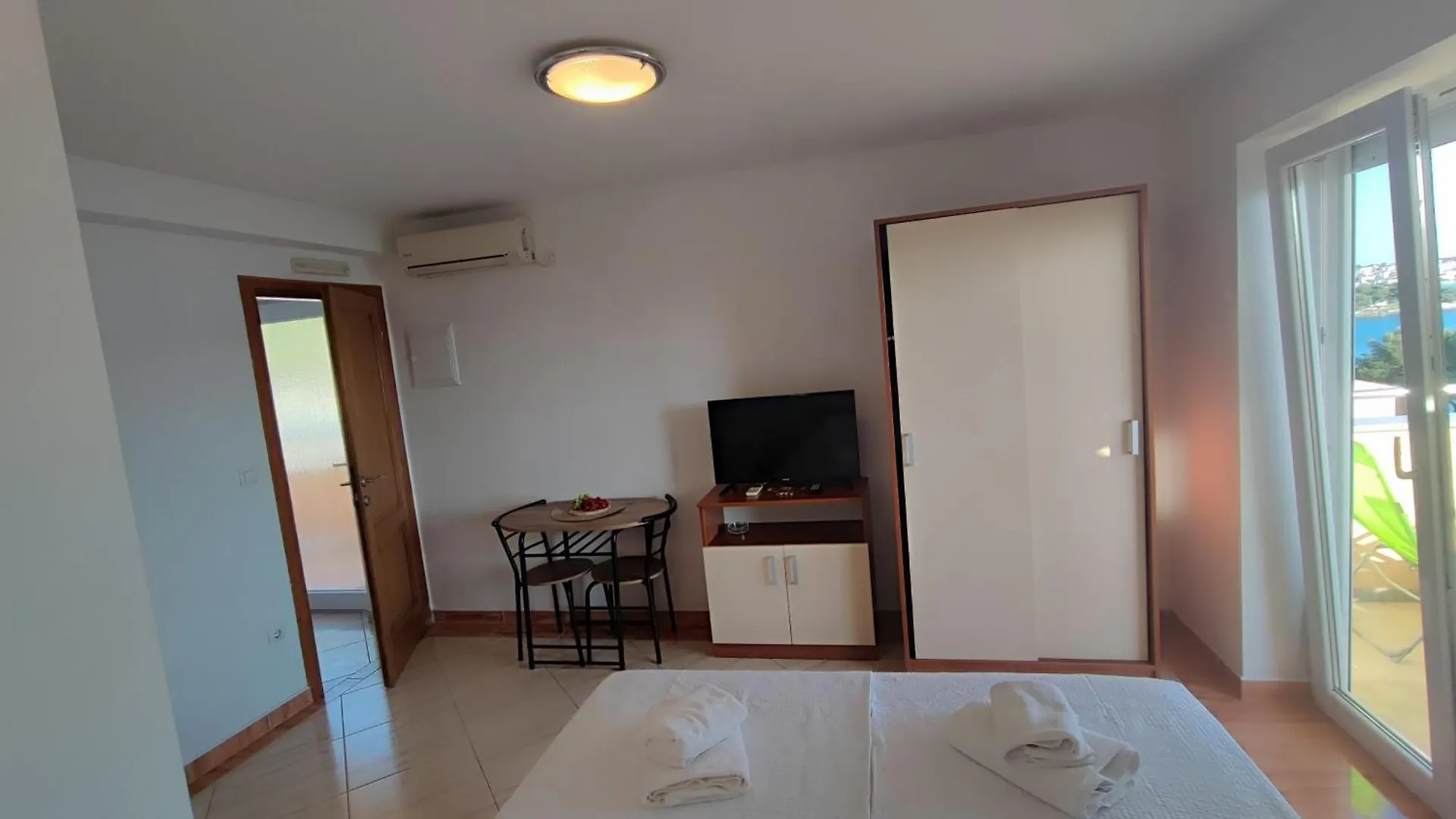 Villa Penava, Private Beach, Pool And 7Min To Trogir